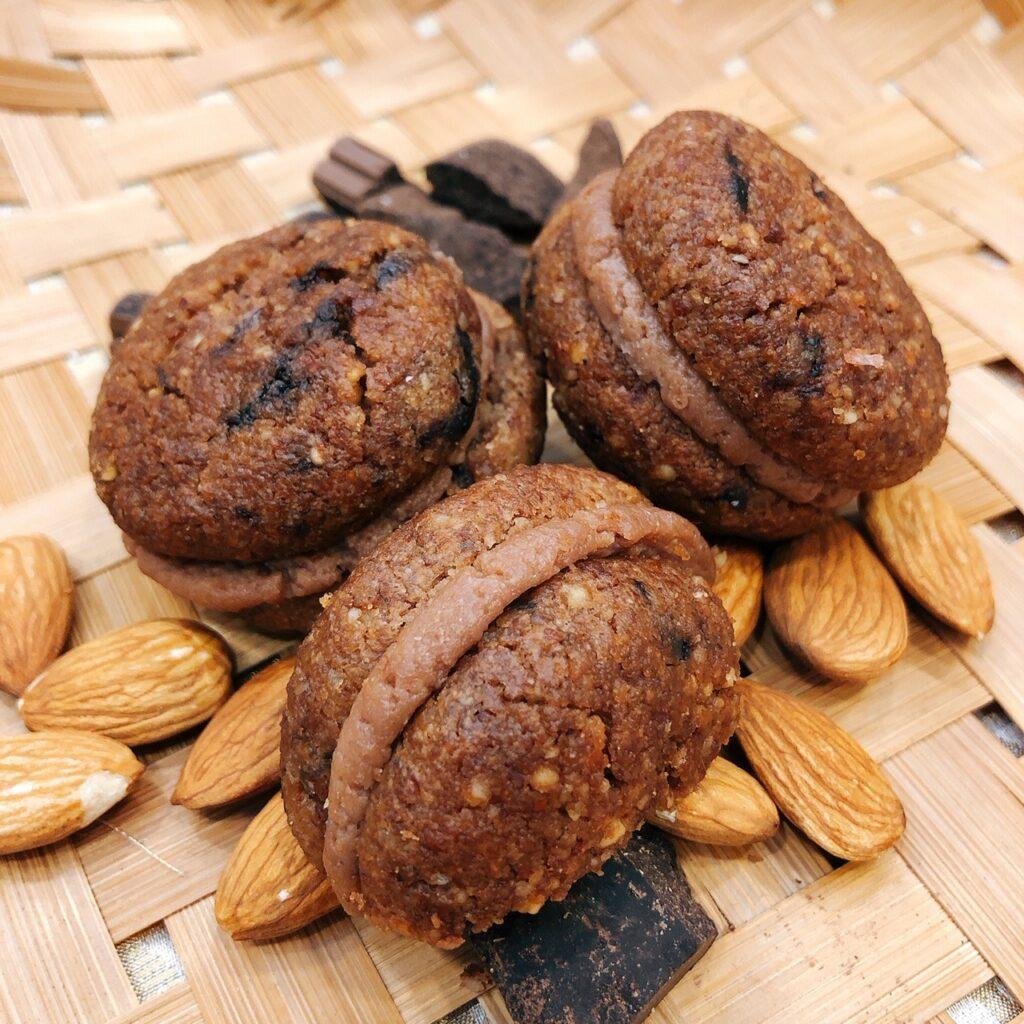 Chocolate cookie cream sandwich cookies